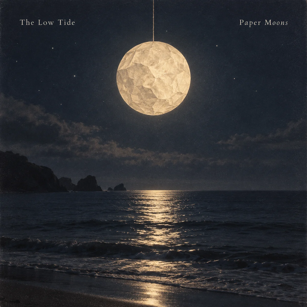 Pochette Paper Moons de The Low Tide avec une lune en papier sur la mer