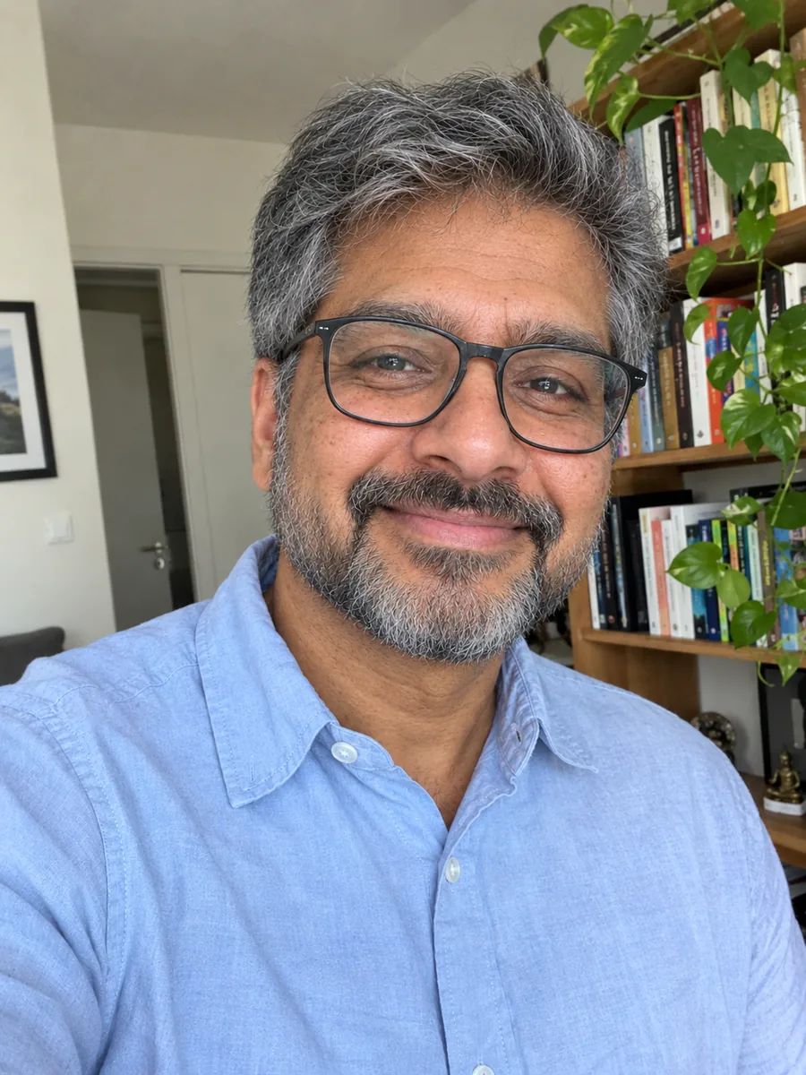 Le même homme à lunettes environ 30 ans plus tard, cheveux et barbe gris